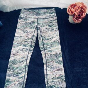 Lululemon High Rise 21" Tight size 6